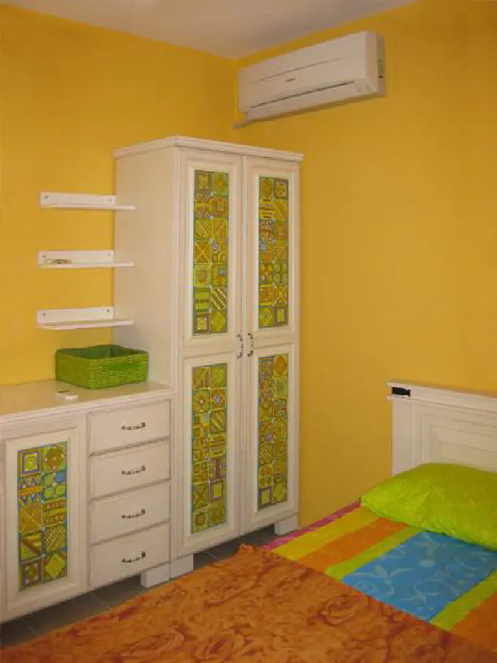 Art painted nursery – white furniture with patchwork motifs on the doors, matched to the bedding and walls, photo 1