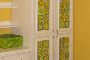 Art painted nursery – white furniture with patchwork motifs on the doors, matched to the bedding and walls, photo 2