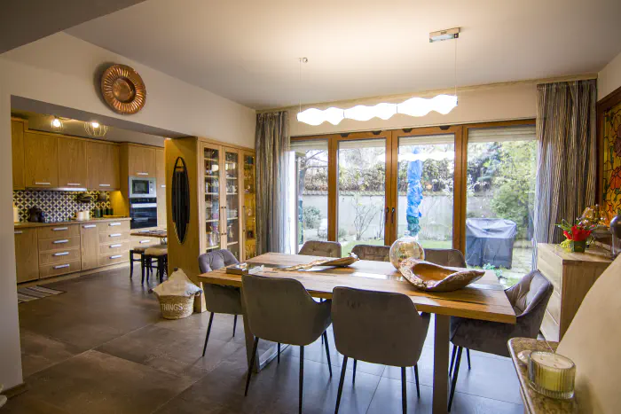 Accessories and Decorations in the Spotlight! – natural oak veneer, granite worktops and a linear design as a base for decor, photo 1