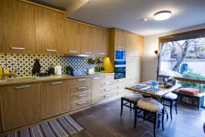 Accessories and Decorations in the Spotlight! – natural oak veneer, granite worktops and a linear design as a base for decor, photo 3