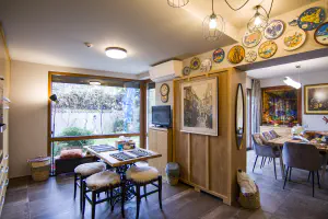 Accessories and Decorations in the Spotlight! – natural oak veneer, granite worktops and a linear design as a base for decor, photo 5