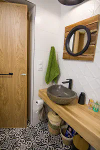 Accessories and Decorations in the Spotlight! – natural oak veneer, granite worktops and a linear design as a base for decor, photo 6