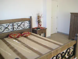 Visiting Deni's Home – two-level lime kitchen with painted details and a cleaner modern living room, photo 9