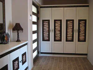Cottage house for guests and landlords in Bankya village – villa in Bankya – hallway with a painted chest in aged white, gold and black, photo 2