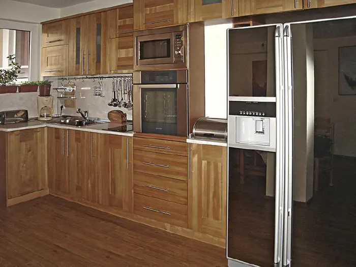 Kitchen Kamellia – modern L-shaped lime kitchen, water-based stain, built-in appliances, engineered stone, photo 1