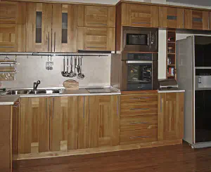 Kitchen Kamellia – modern L-shaped lime kitchen, water-based stain, built-in appliances, engineered stone, photo 2